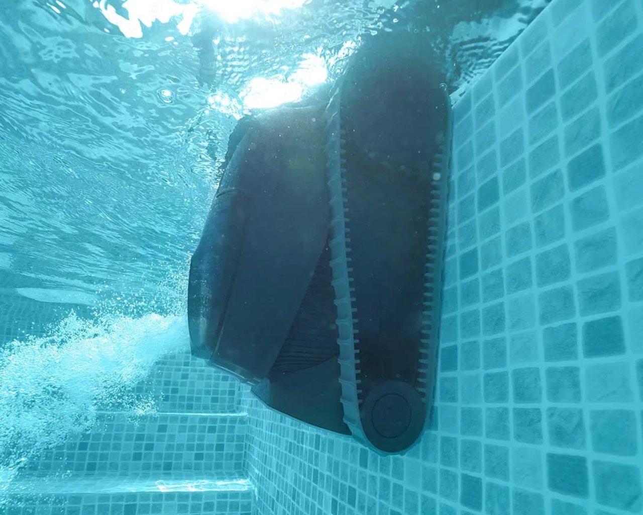 Robot piscine Maytronics Dolphin LIBERTY 300 sans fil – Image 4