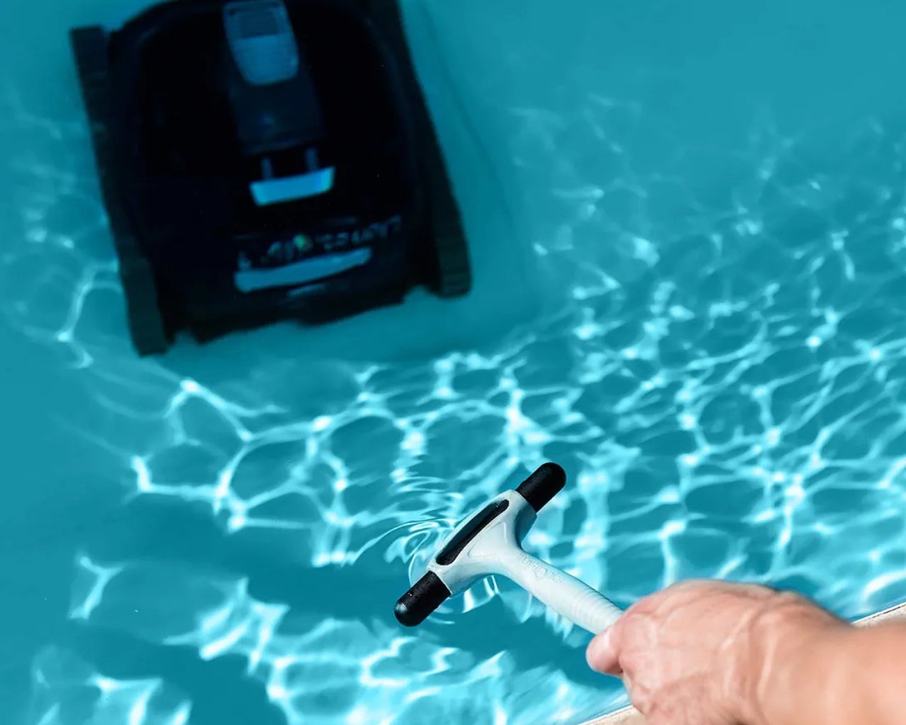 Robot piscine Maytronics Dolphin LIBERTY 300 sans fil – Image 6